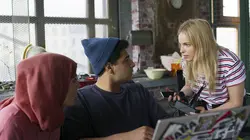 Hoodie S01E19 Premier mensonge