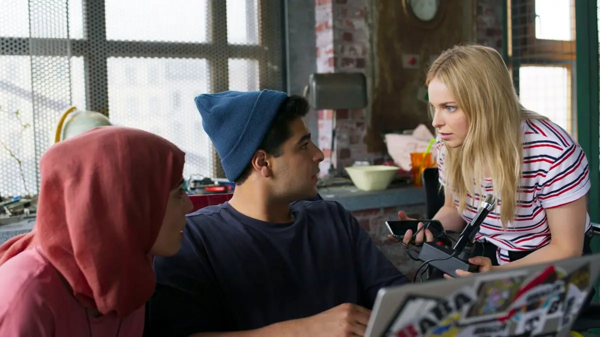 Hoodie S01E19 Premier mensonge