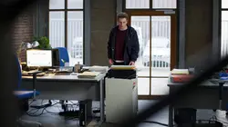 Hoodie S02E12 Mission au poste de police