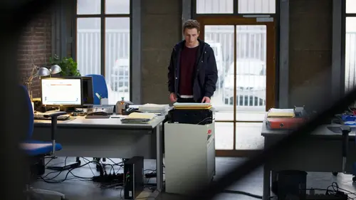Hoodie S02E12 Mission au poste de police
