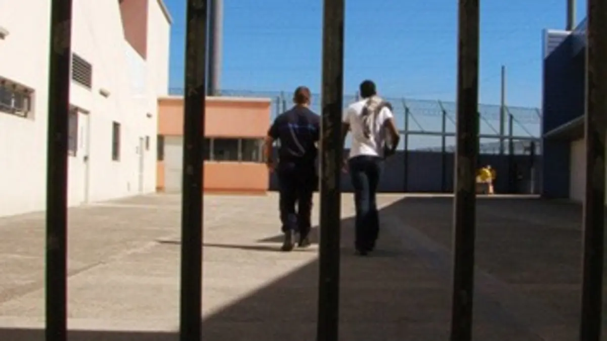 Hors-la-loi E02 Rester en prison