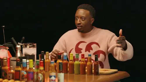 Hot Ones S03E02 Ahmed Sylla boit les sauces direct à la bouteille
