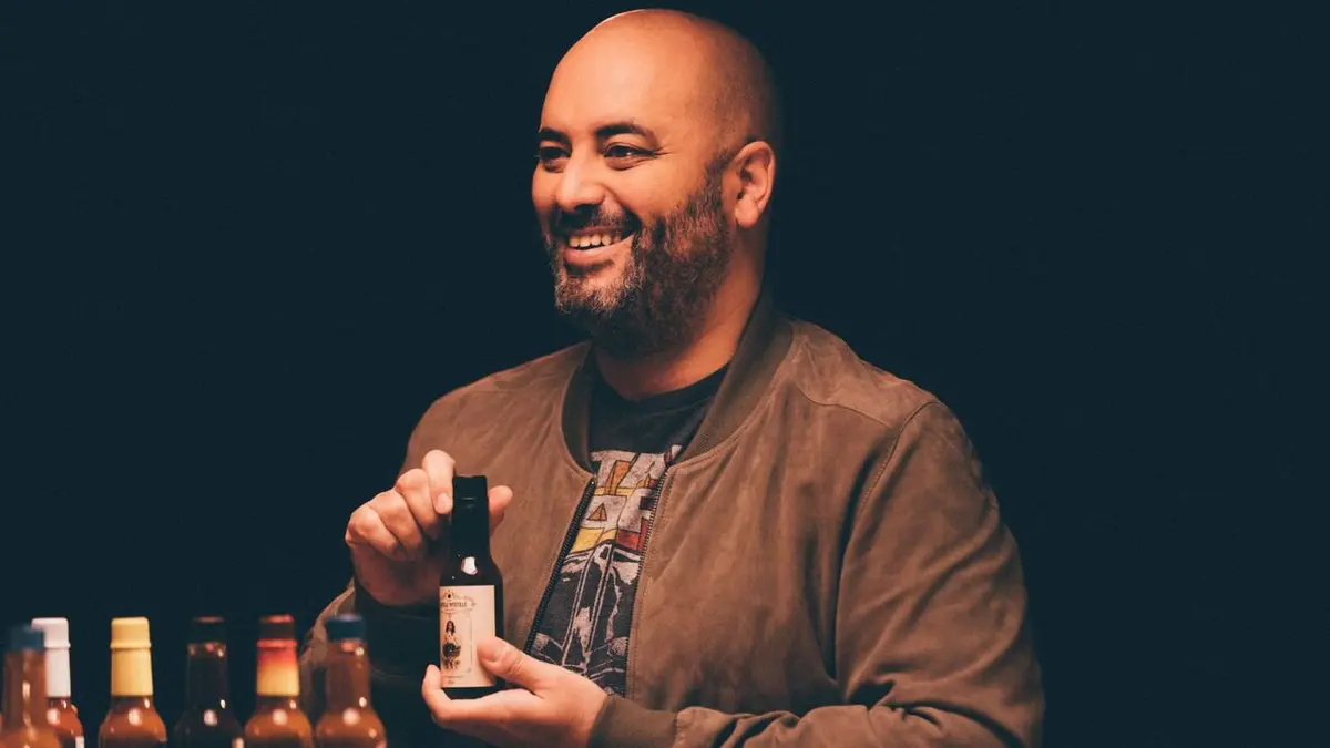 Hot Ones S01E03 Jérôme Commandeur fait un bras de fer avec lui-même