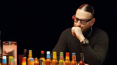 Hot Ones S03E09 SCH amène une surprise