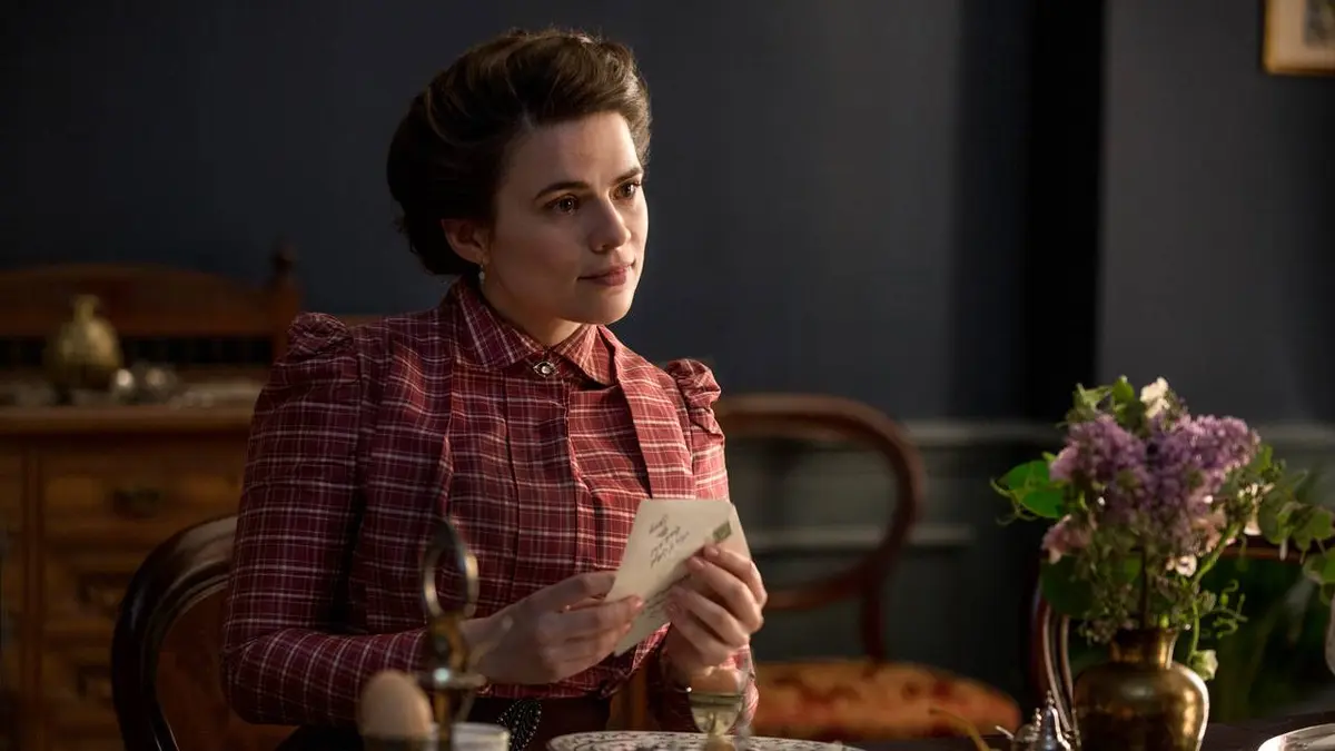 Howards End S01E01