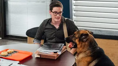 Hudson et Rex S02E15 Manger avec les doigts