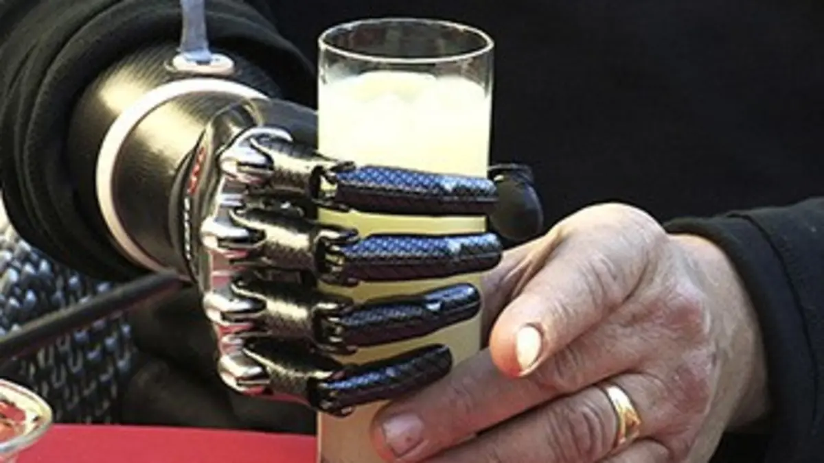 Humains 3.0 E01 L'homme réparé