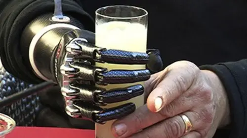 Humains 3.0 E01 L'homme réparé