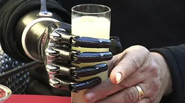Humains 3.0 E01 L'homme réparé