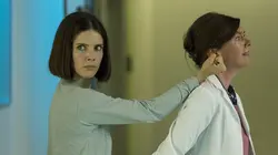Humans S02E07 Suivre son instinct