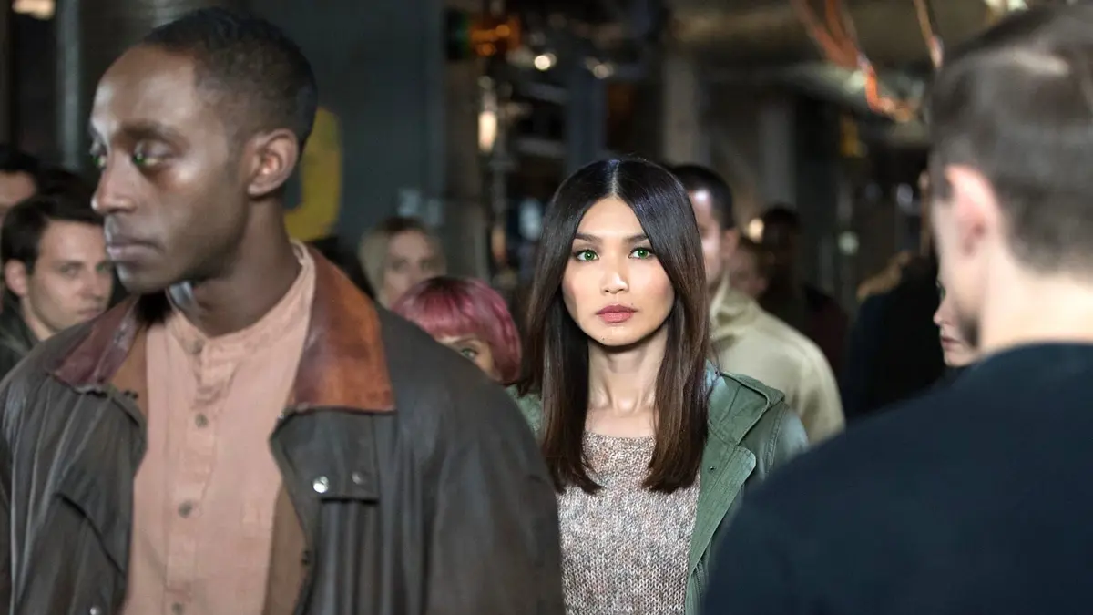 Humans S03E01 Les yeux orange