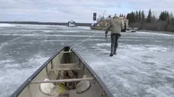 Prisonniers des glaces S01E07 Couler ou nager