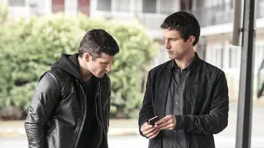 Imposters S01E10 Toujours avancer, ne jamais reculer