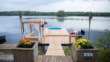 Une piscine sur le lac