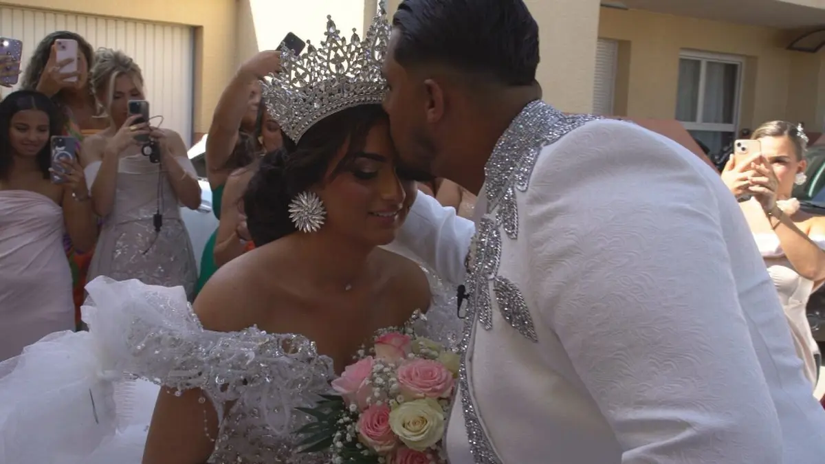 Incroyables mariages gitans Reine de la fête et "madone des gitans" pour cérémonies hors normes