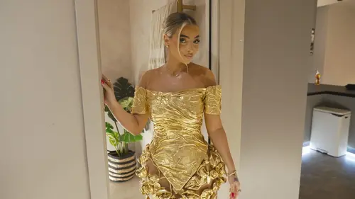 Incroyables mariages gitans Concours de Miss, strass et pèlerinage