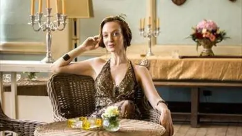 Indian Summers S02E04 Le défilé