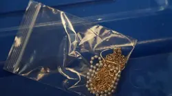 Inside Airport Lost & Found Rocky le chien et des raquettes de tennis vintage