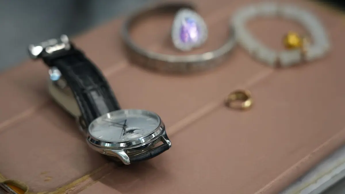 Inside Airport Lost & Found Une montre chère et des perles inestimables