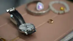 Inside Airport Lost & Found Une montre chère et des perles inestimables