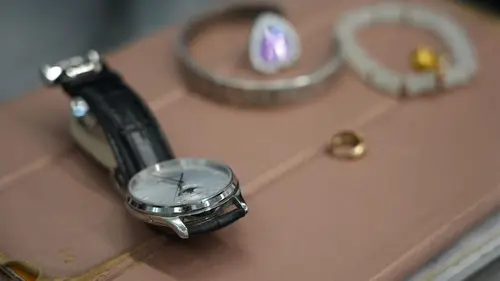 Inside Airport Lost & Found Une montre chère et des perles inestimables