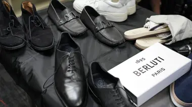 Un chat sur la piste et une robe de défilé