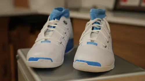 Inside Airport Lost & Found Des Air Jordan vintage et un salon de coiffure mobile