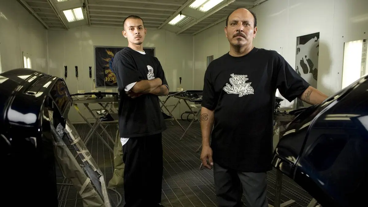 Inside West Coast Customs S06E10 Le camion de secours ultime