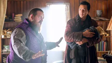 Moon se lève, le corbeau cherche