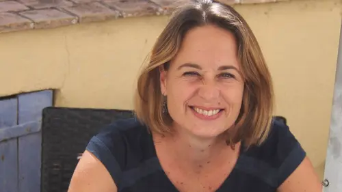 J'entends des voix qui me parlent