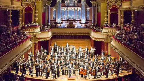 Casting Jonathan Nott dirige Brahms et Stravinsky