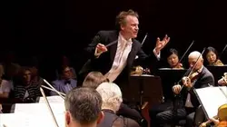 Jonathan Nott dirige Debussy, Ravel, Brahms