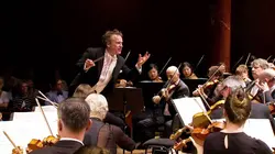 Jonathan Nott dirige Honegger, MacMillan, Gershwin, Bernstein