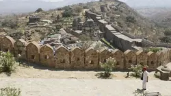 Visuel de Josh Gates et les lieux de légende