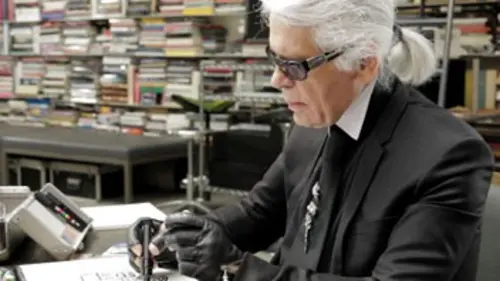 Karl Lagerfeld se dessine