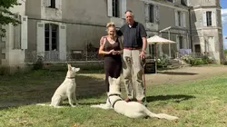 Kasteelvrouwe Emmy Van de regen in de drup