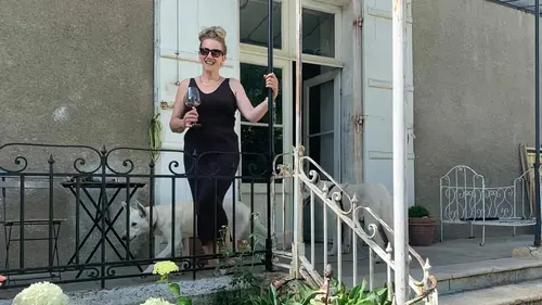 Kasteelvrouwe Emmy Van de regen in de drup