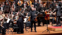 Kristóf Baráti joue les oeuvres pour violon et orchestre Bartók