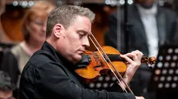 Kristóf Baráti joue les oeuvres pour violon et orchestre Bartók
