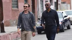 L'arme fatale S02E11 De l'argent par les fenêtres