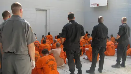 L'enfer des prisons Délinquants contre policiers