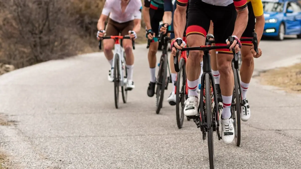 L'Equipe Explore Crash, le peloton sous tension