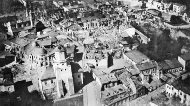 L'Est de l'Europe entre Hitler et Staline : Une terre de sang