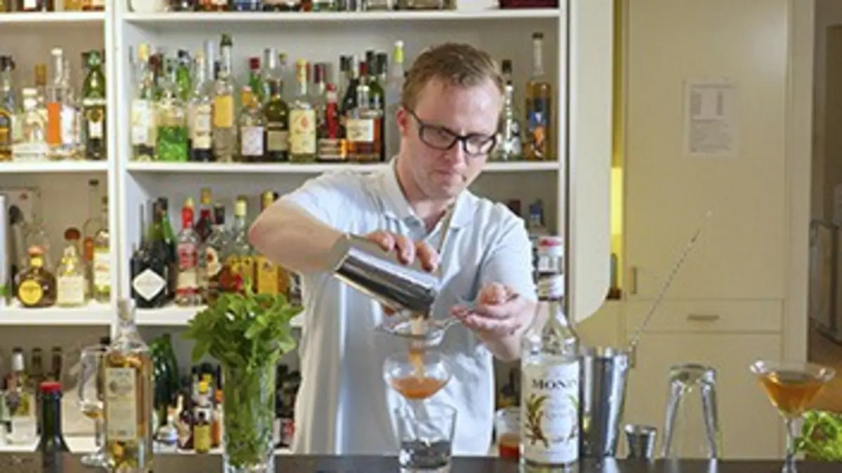 L'Europe en bouteilles E03 L'eau-de-vie de fruits montagnarde