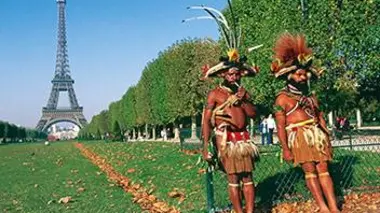 Le tour de France de deux Papous