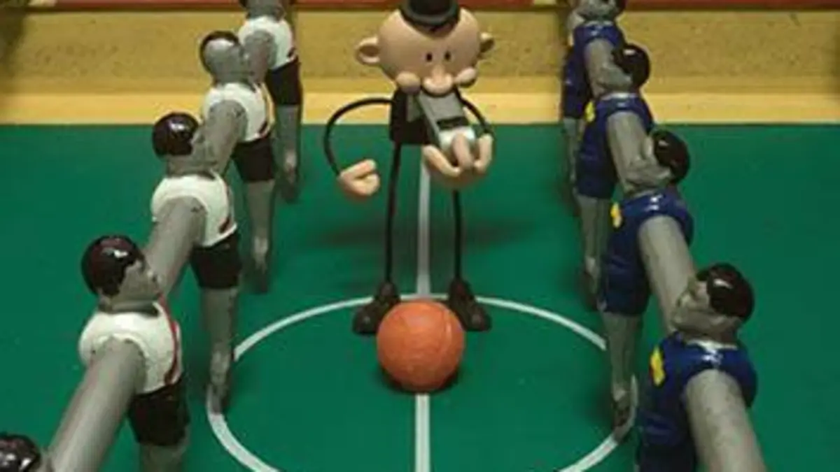 L'homme le plus petit du monde S01E00 Un petit arbitre