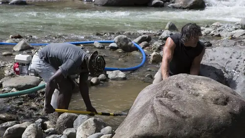 L'or des crocodiles S01E05 Eaux rouge sang