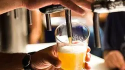 La bière se fait mousser