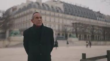La face cachée de l'homme en noir