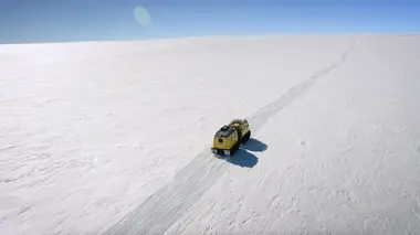 D'un pôle à l'autre